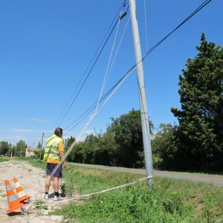 poteau PTT endommagé