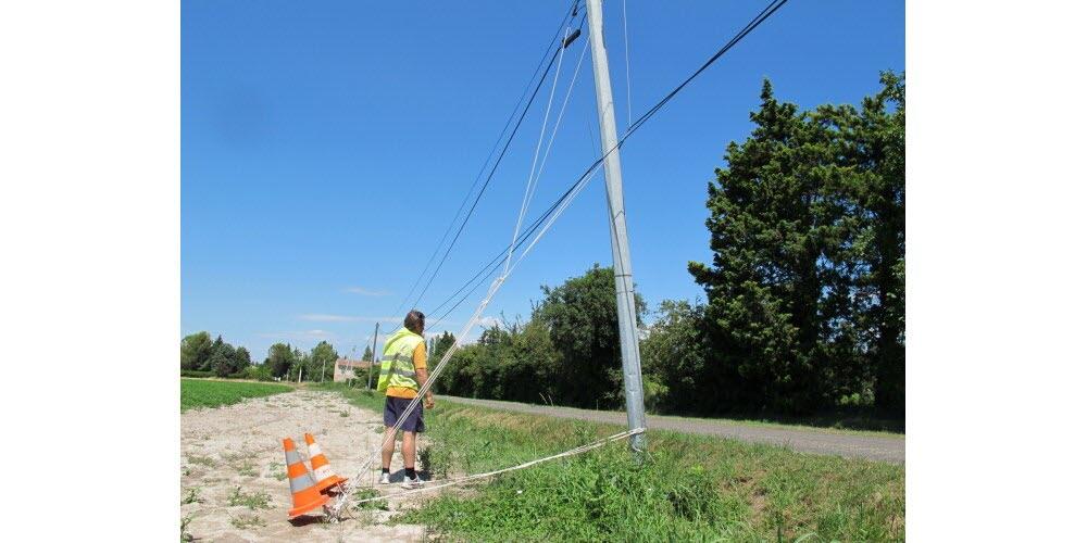 poteau PTT endommagé